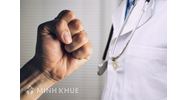 Bác sĩ bị hành hung: Mức phạt khi bóp cổ, tát, chửi, đánh bác sĩ?