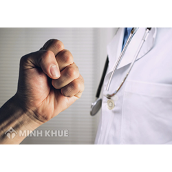 Bác sĩ bị hành hung: Mức phạt khi bóp cổ, tát, chửi, đánh bác sĩ?