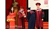 Trang phục của hiệu trưởng trong lễ tốt nghiệp quy định thế nào?