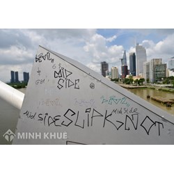Người vẽ bậy lên cầu biểu tượng mới của TP HCM bị phạt thế nào?