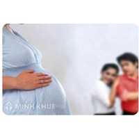 Con sinh ra nhờ mang thai hộ là con của ai? Tại sao?