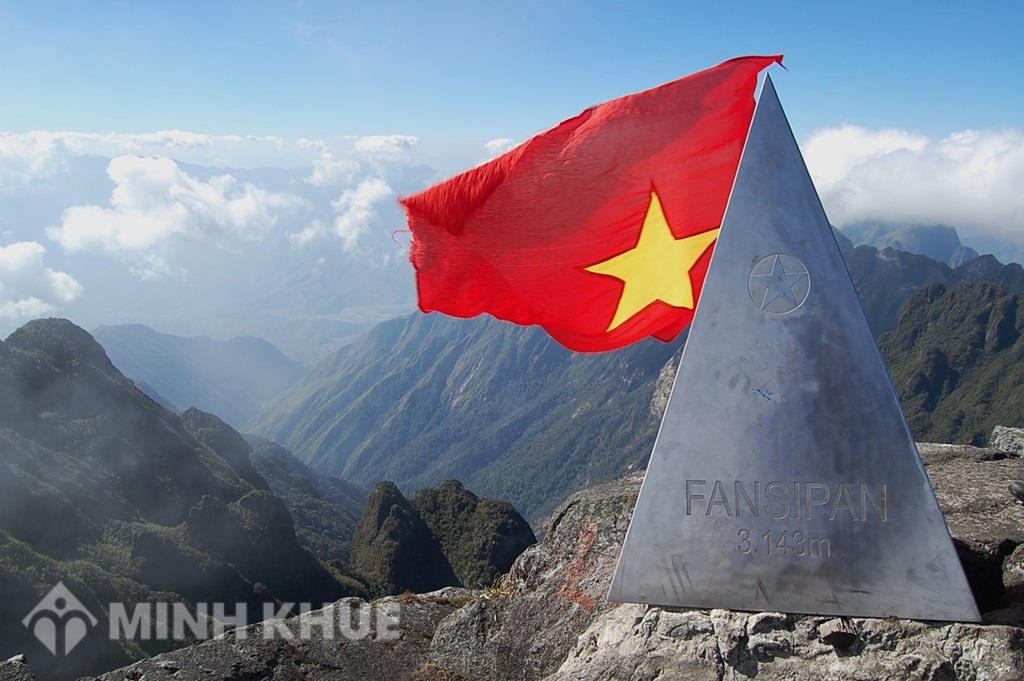 Mô hình đồi núi trùng điệp trang trí phòng khách hiện đại sang trọng 2022