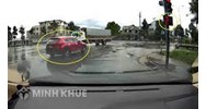 Ôtô vượt đèn đỏ phạt bao nhiêu tiền? Lỗi phạt nguội vượt đèn đỏ