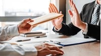Văn bản từ chối nhận di sản thừa kế có phải công chứng không? Cần chuẩn bị giấy tờ gì?