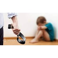 Giáo dục con bằng đòn roi cha mẹ có vi phạm pháp luật?