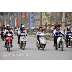 Đi xe máy dàn hàng ngang trên đường có bị xử phạt bao nhiêu tiền?