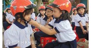 Theo em, học sinh có văn hóa khi tham gia giao thông được biểu hiện thông qua những hành vi, việc làm nào?