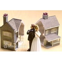 Ly hôn mà sổ đỏ đứng tên bố mẹ chồng thì chia nhà đất thế nào?