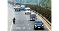 Ô tô, xe máy đi sai làn đường bị phạt bao nhiêu tiền?
