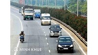 Ô tô, xe máy đi sai làn đường bị phạt bao nhiêu tiền?