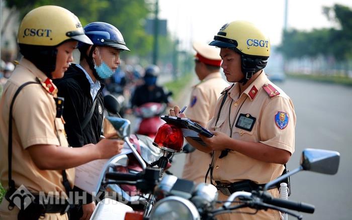 Mức phạt không mang giấy tờ xe năm 2023 là bao nhiêu tiền?