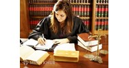 Con gái có nên học Luật kinh tế: Học Luật kinh tế có dễ xin việc?