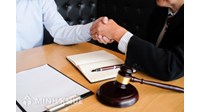 Luật sư cùng khách hàng đi xác minh tình tiết trong vụ án có dấu hiệu vi phạm Bộ Luật Hình sự