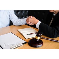 Luật sư cùng khách hàng đi xác minh tình tiết trong vụ án có dấu hiệu vi phạm Bộ Luật Hình sự