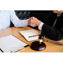 Luật sư cùng khách hàng đi xác minh tình tiết trong vụ án có dấu hiệu vi phạm Bộ Luật Hình sự