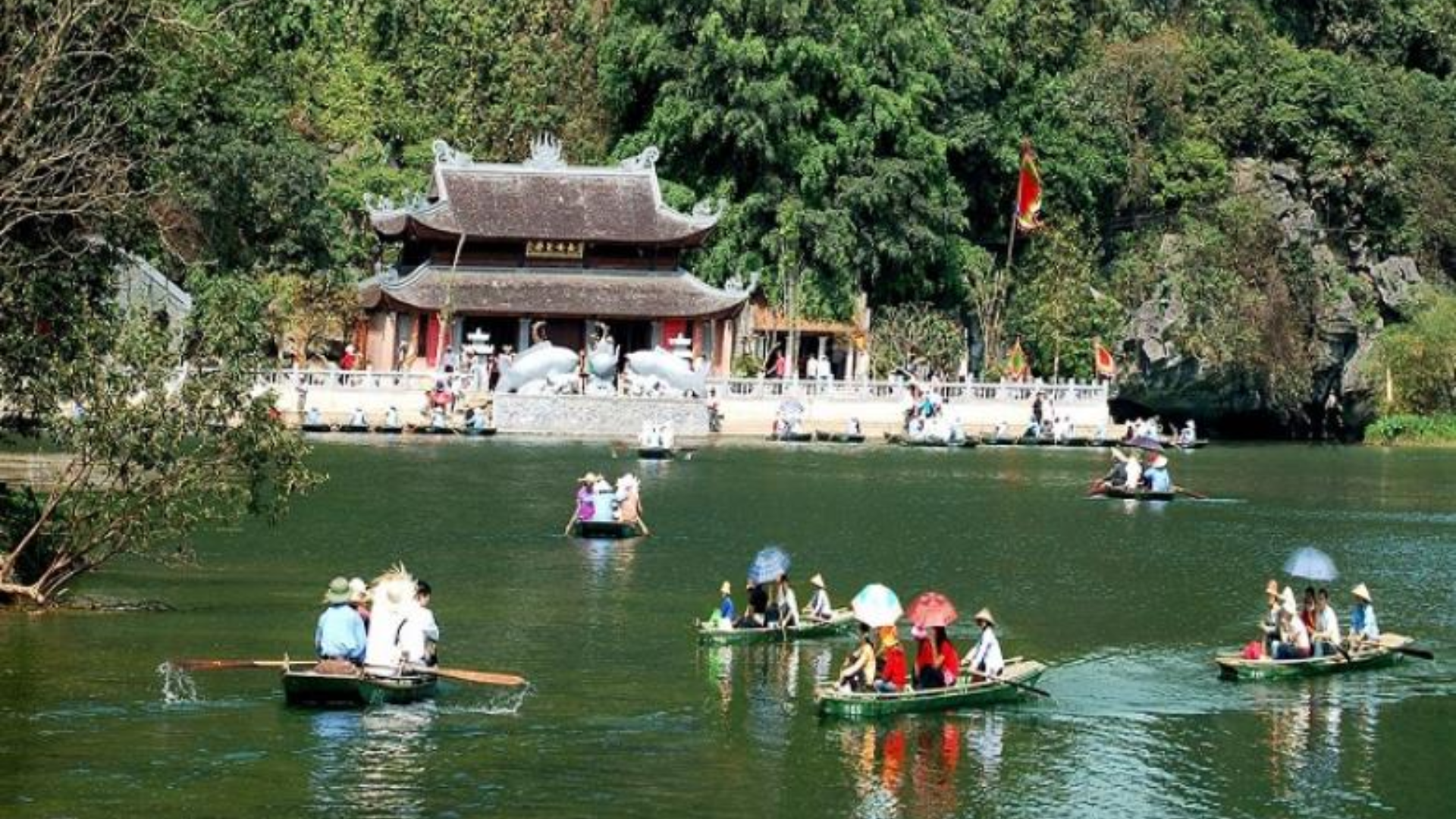 ĐỀN TRÌNH CHÙA HƯƠNG NƠI DU KHÁCH DÂNG HƯƠNG KHẤN VÁI TRƯỚC KHI BẮT ĐẦU HÀNH TRÌNH LÊN ĐỘNG HƯƠNG TÍCH