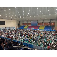 Xếp hàng bốc thăm suất mua nhà ở xã hội Trung Văn