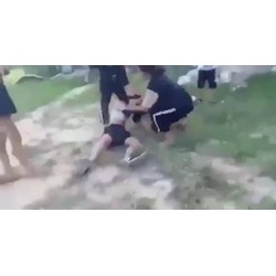 Hành vi lột đồ và đánh hội đồng nữ sinh suốt 2 giờ đồng hồ có bị truy cứu hình sự không?