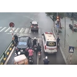 Nhường đường cho xe ưu tiên vượt đèn đỏ có bị xử phạt không?