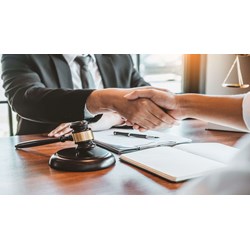 Chủ tịch Ủy ban nhân dân cấp xã thì có được chứng thực di chúc thừa kế của cha mẹ mình không?