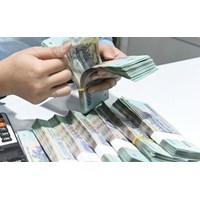 Ngân hàng phải kiểm soát chặt tín dụng khi sốt đất, chứng khoán bùng nổ