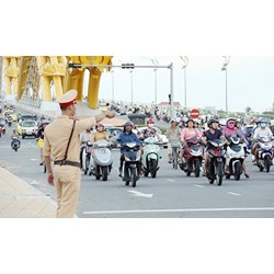 Người dân có trách nhiệm gì khi tham gia vào hoạt động bảo đảm trật tự, an toàn giao thông?