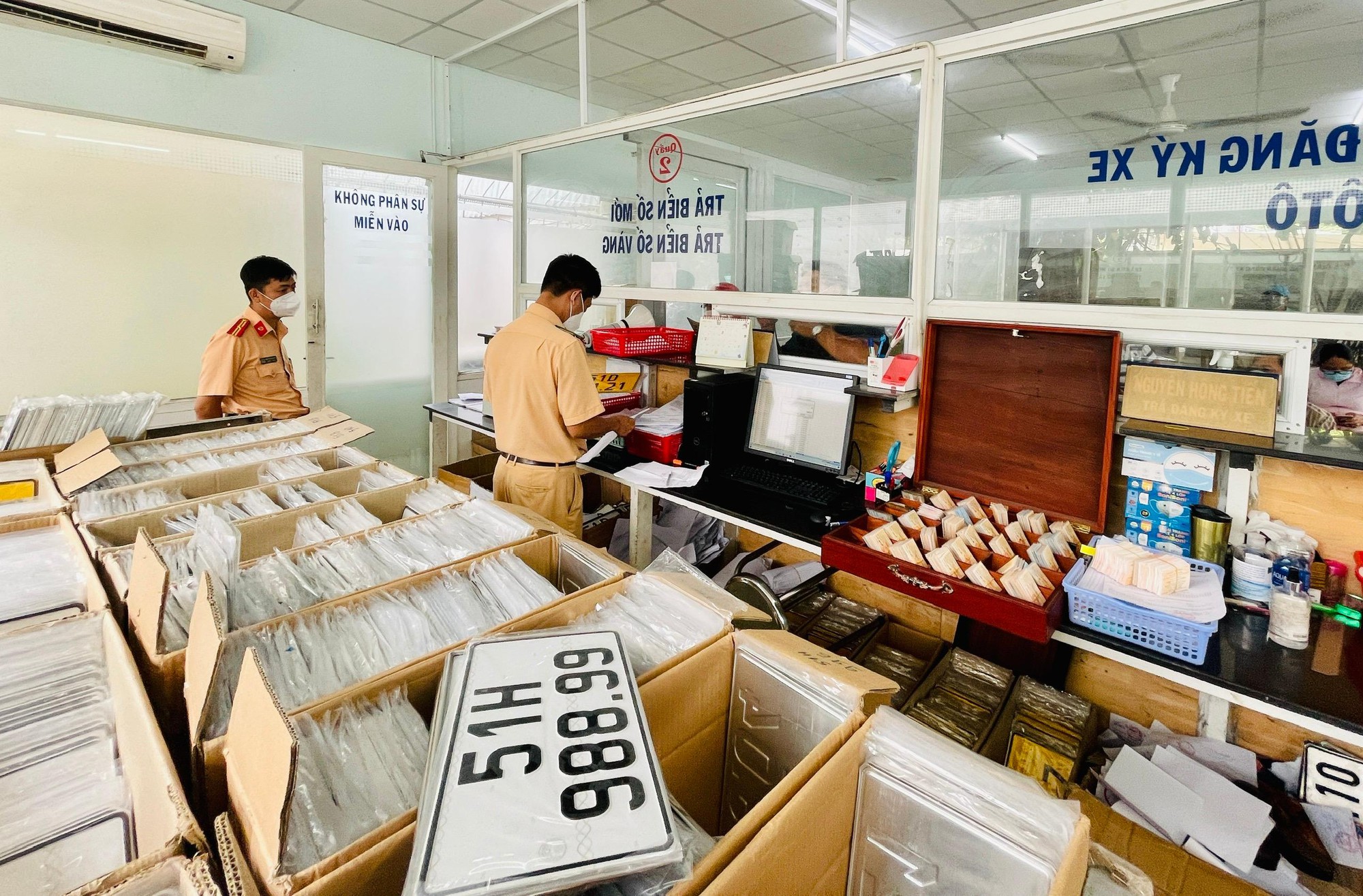 Có phải đổi biển số đang dùng sang biển số định danh không?