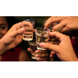 Nên ăn gì trước khi uống rượu để không bị say ?