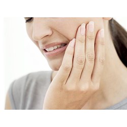 Phải làm thế nào khi mỏi cơ hàm mặt, ?