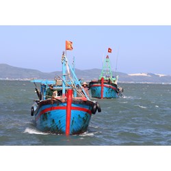 Thuận lợi đối với khai thác hải sản ở Đông Nam Bộ là gì?