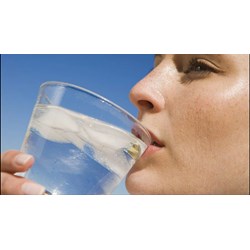 Uống nước đá lạnh thường xuyên gây ra hệ luỵ gì?
