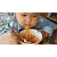Tại sao không nên để trẻ ăn quá nhiều mì tôm?