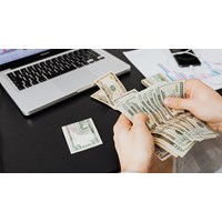 Đoạn văn tiếng Anh về vai trò của tiền trong cuộc sống siêu hay
