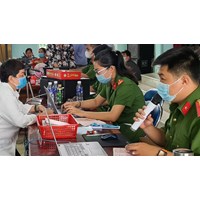 Công an nhận tiền làm nhanh thẻ CCCD có bị xử phạt không?
