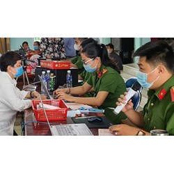 Công an nhận tiền làm nhanh thẻ CCCD có bị xử phạt không?